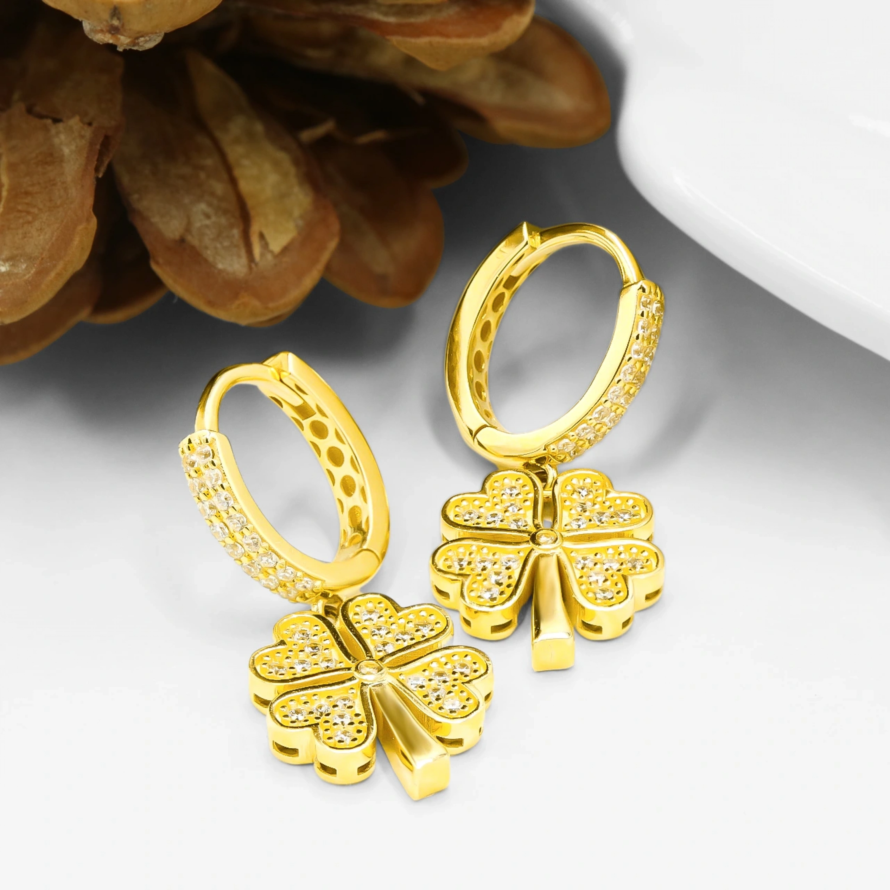 Yonca Sallantılı 14 Ayar Altın Küpe