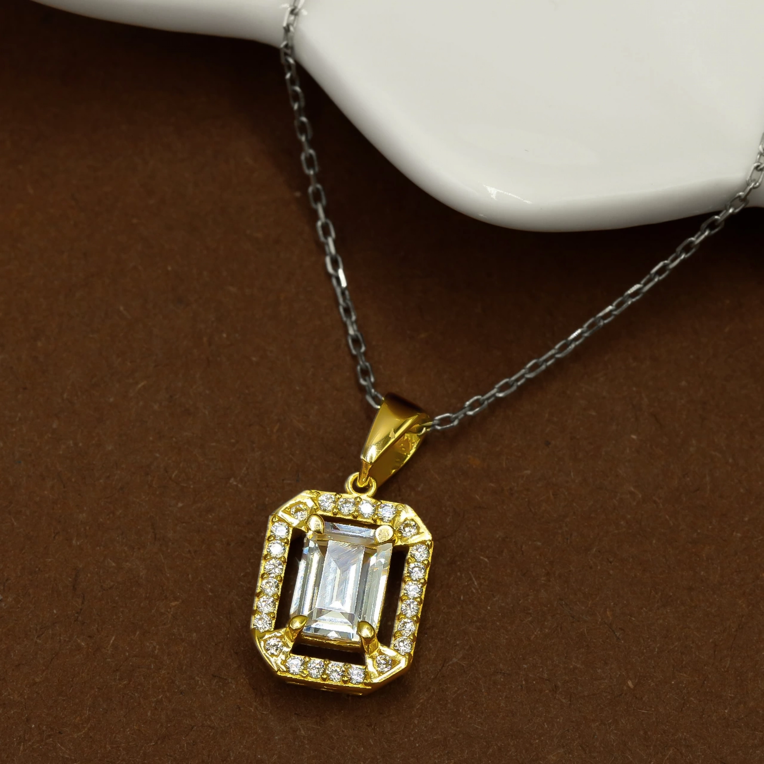 Taşlı Baget 8 Ayar Altın Kolye Ucu