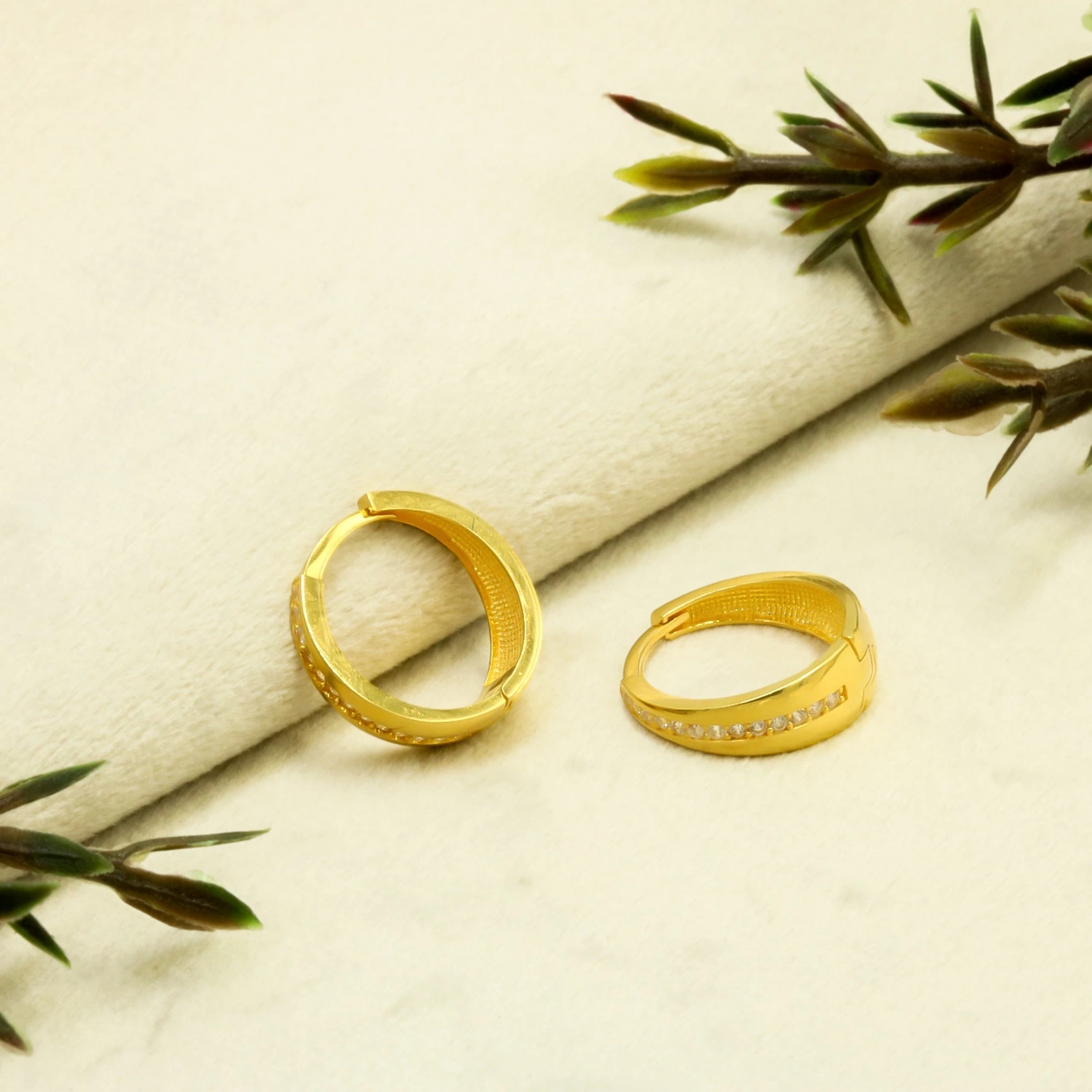 Üçgen Taşlı 22 Ayar Halka Altın Küpe