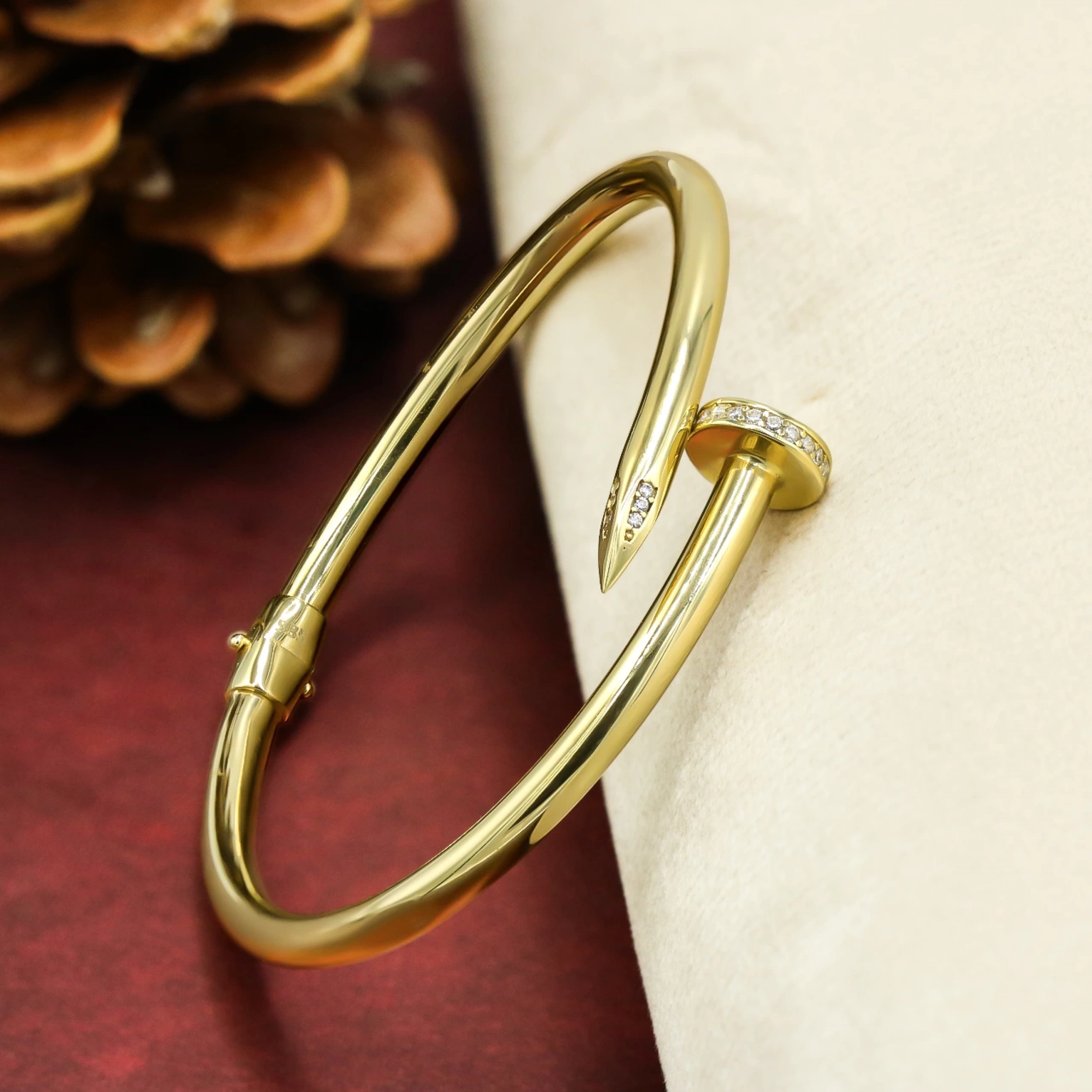 Çivi Tasarımlı 14 Ayar Kelepçe Bilezik