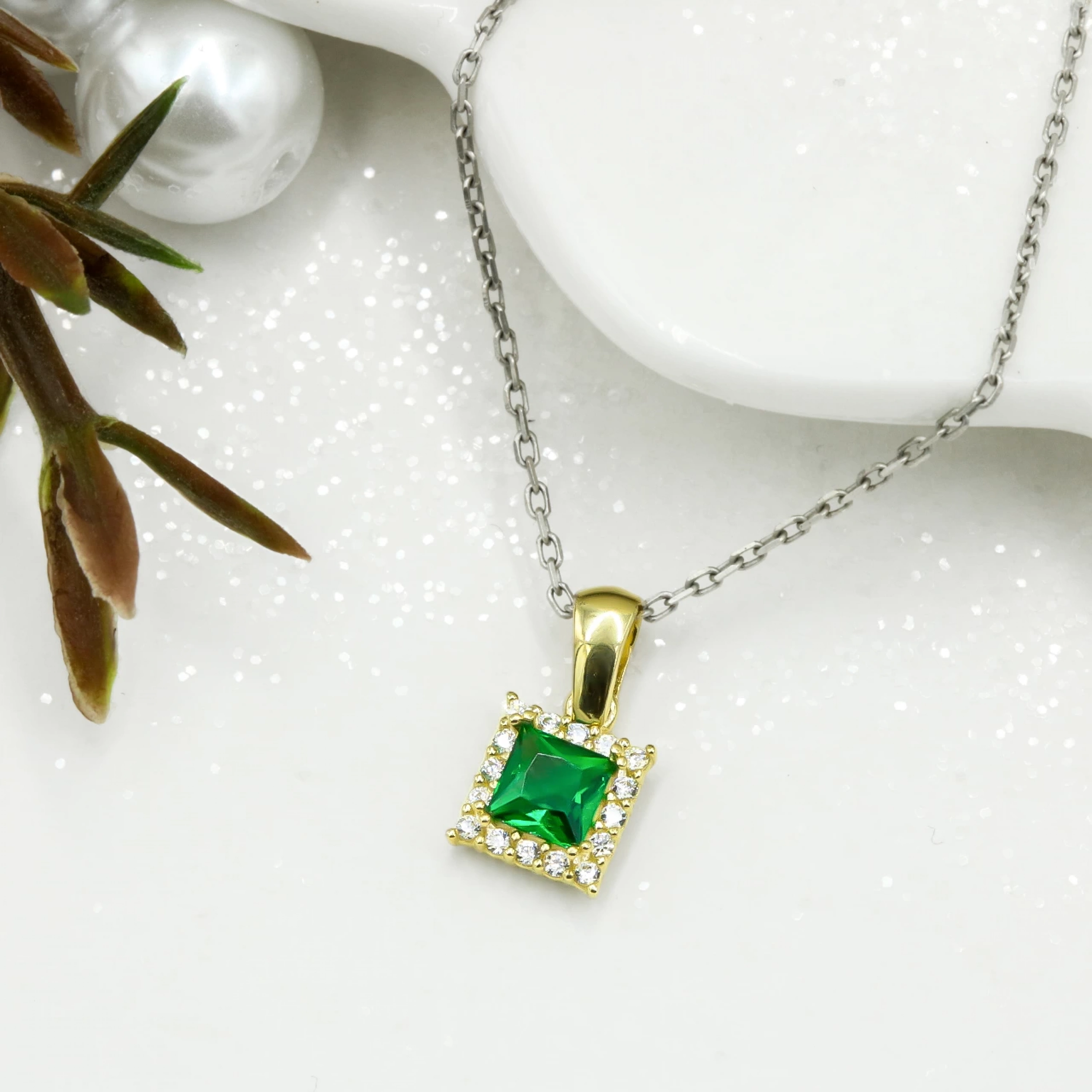 Yeşil Kare Taşlı 14 Ayar Altın Kolye Ucu