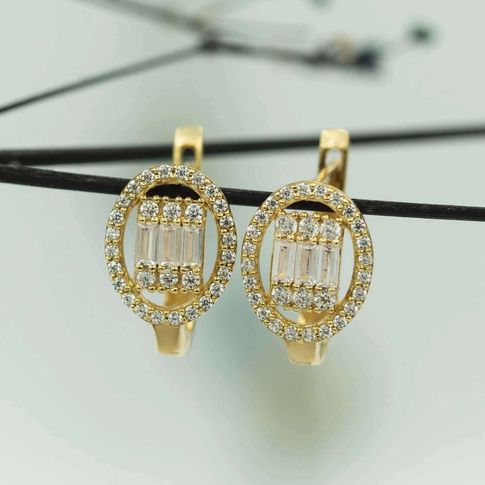 Baget Taşlı 8 Ayar Altın Küpe