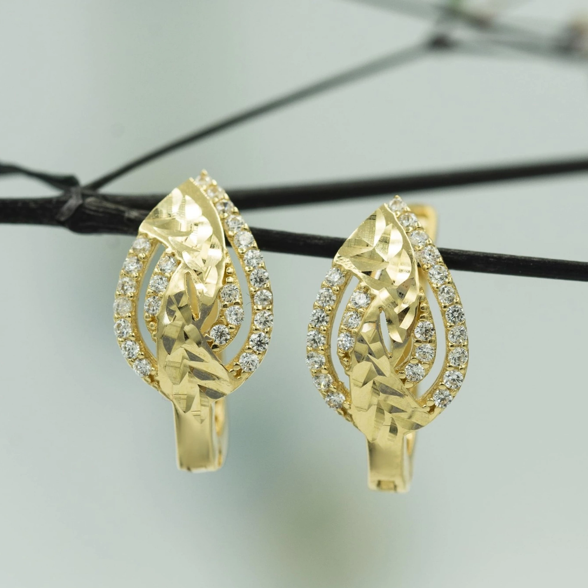 Taşlı Yaprak Figürlü 8 Ayar Altın Küpe