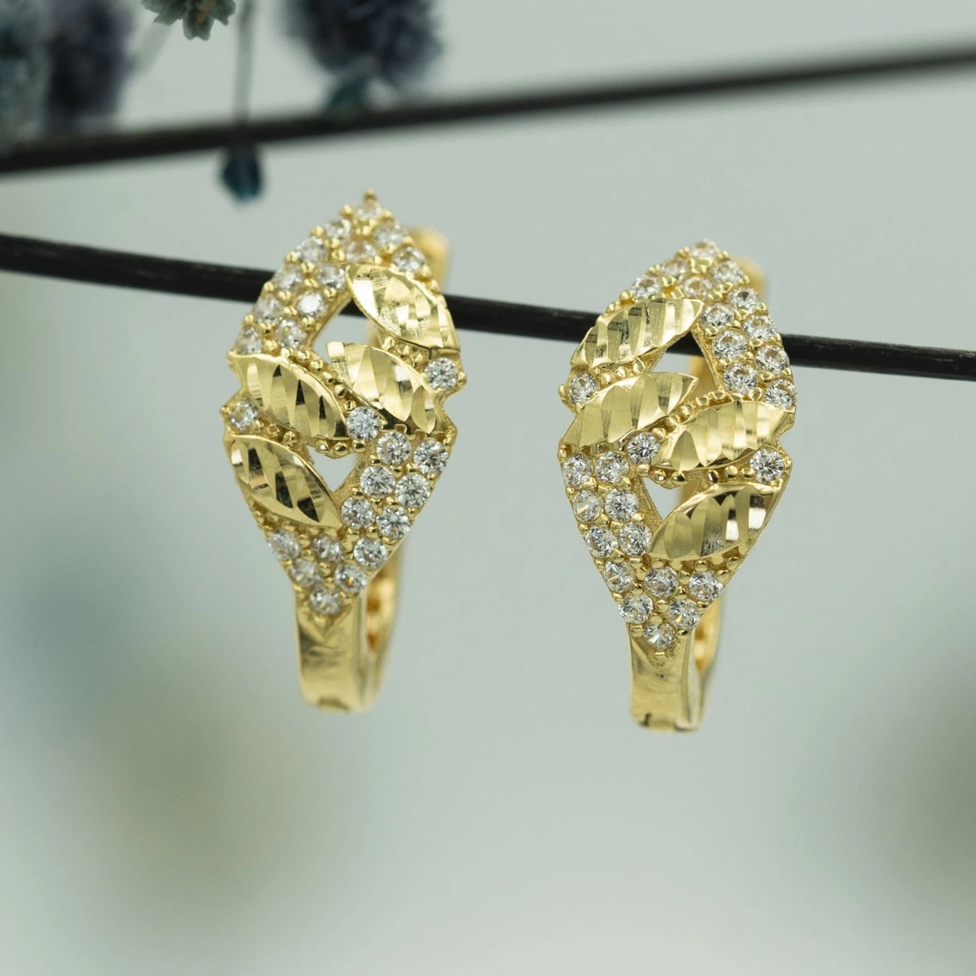 Yaprak Figür 14 Ayar Altın Küpe