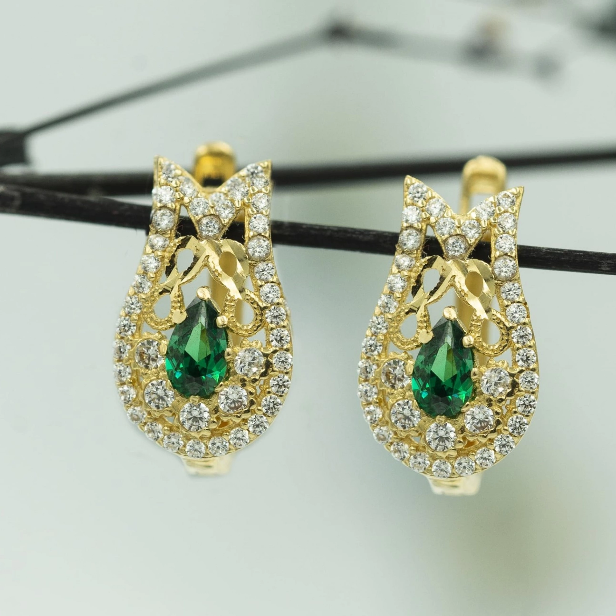 Zümrüt Taşlı 14 Ayar Altın Küpe