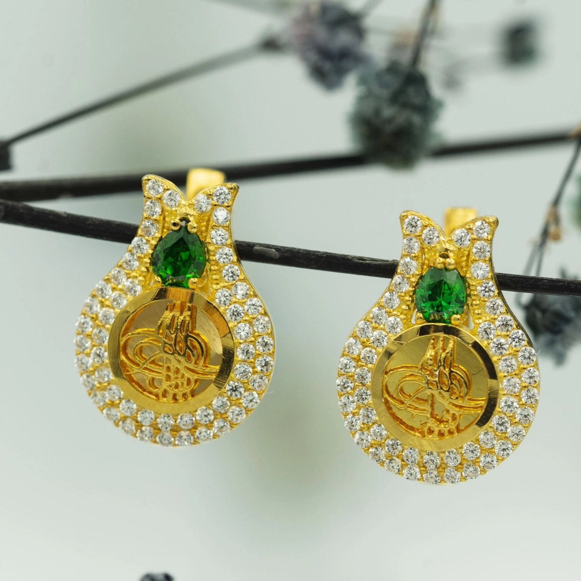 Zümrüt Taşlı Tuğralı 14 Ayar Altın Küpe