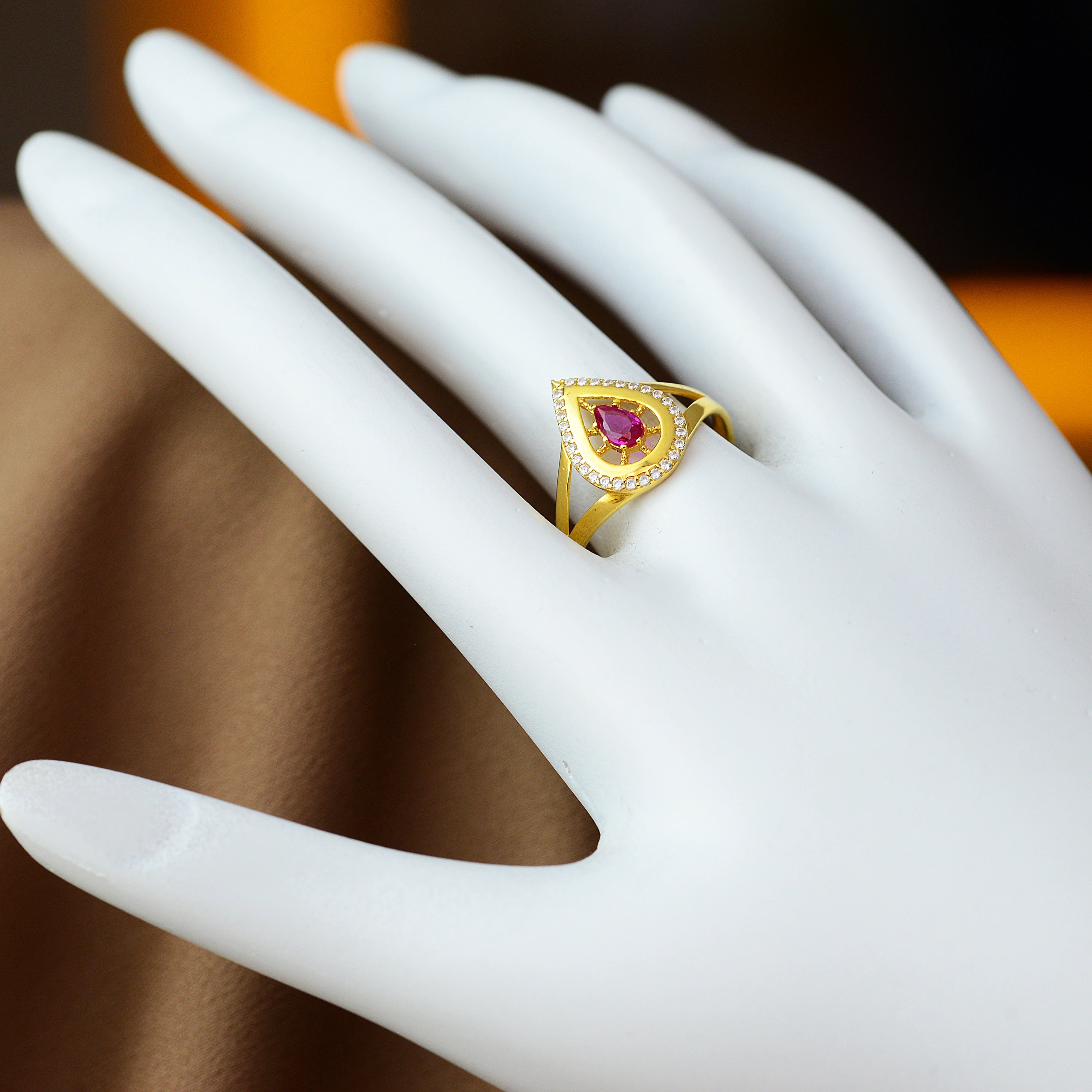 Fuşya Oval Kesim 8 Ayar Altın Yüzük