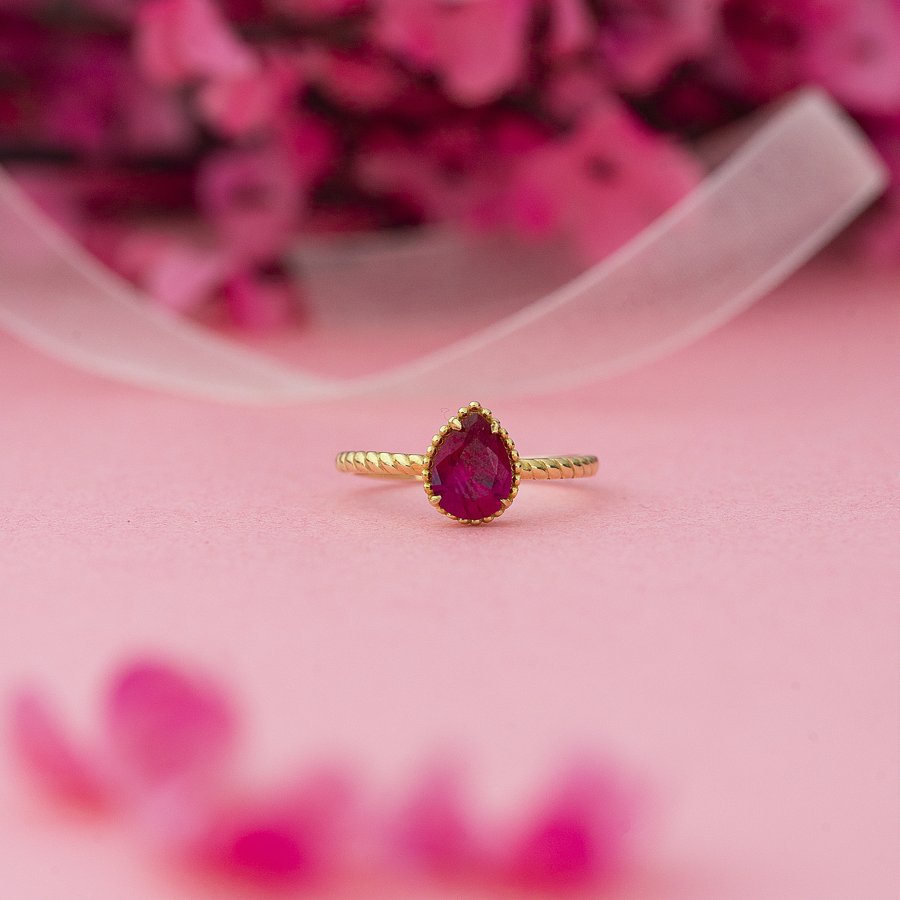 Fuşya Taşlı 8 Ayar Altın Yüzük