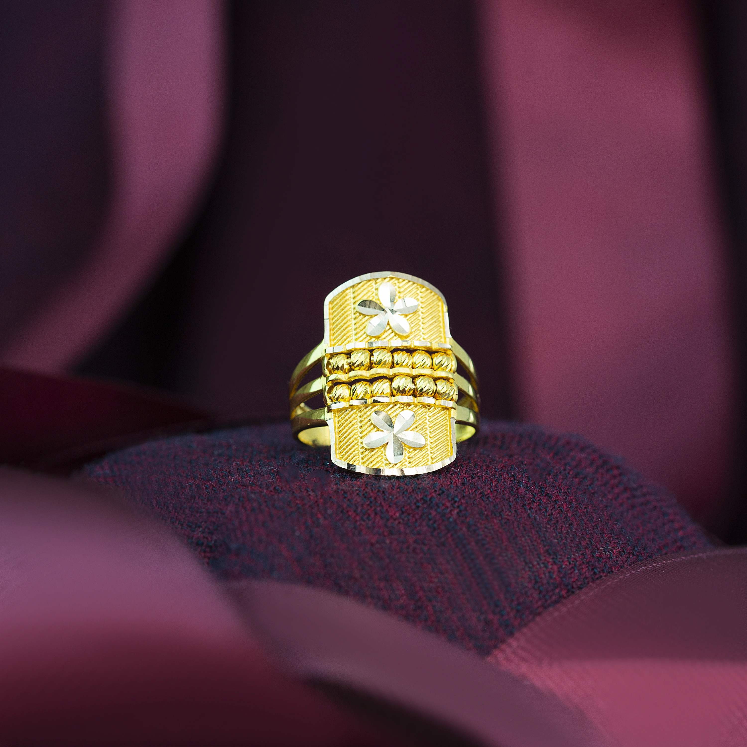 Hasır Sıralı Çiçekli 8 Ayar Altın Yüzük