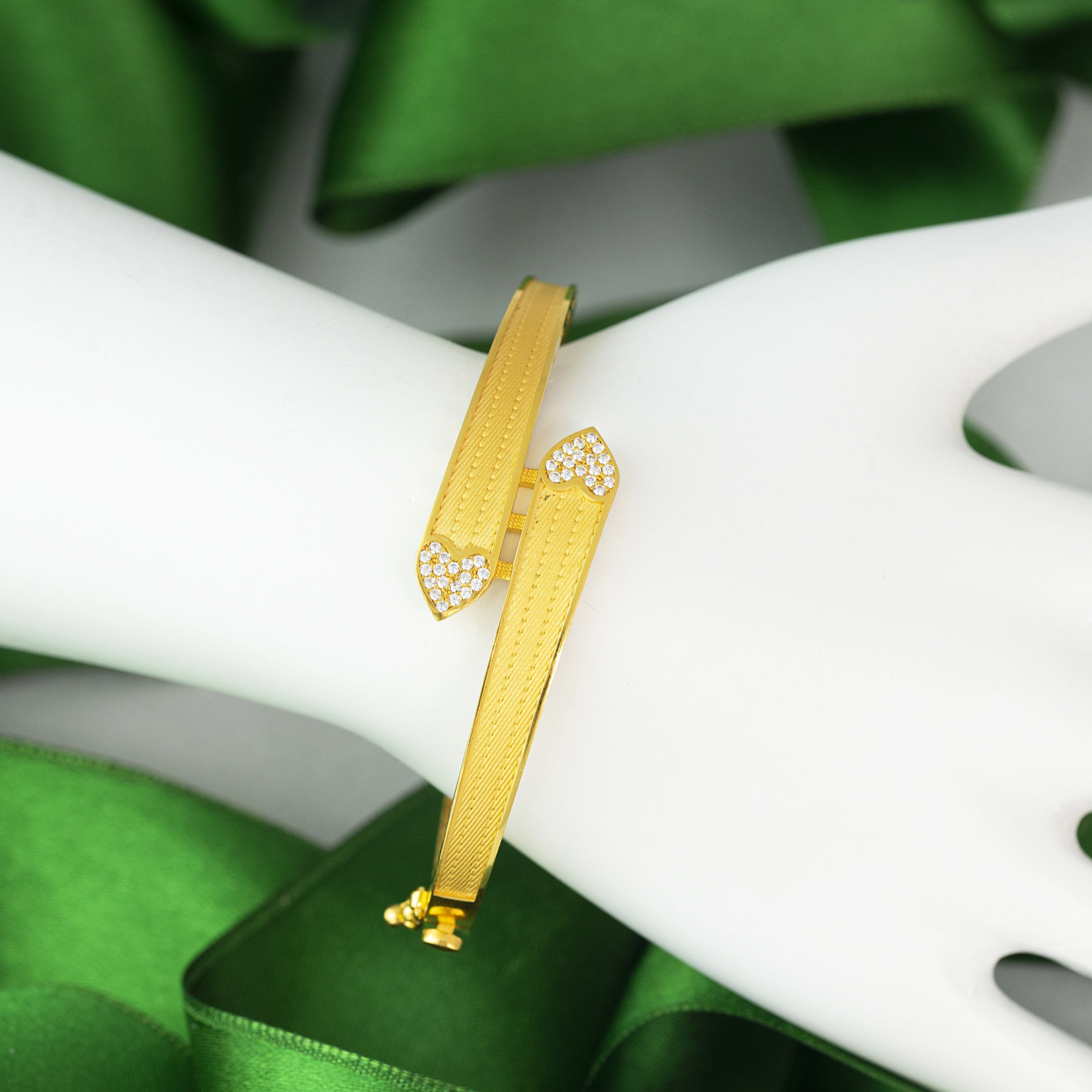 Hasır Sıralı Kalpli 22 Ayar Kelepçe Bilezik