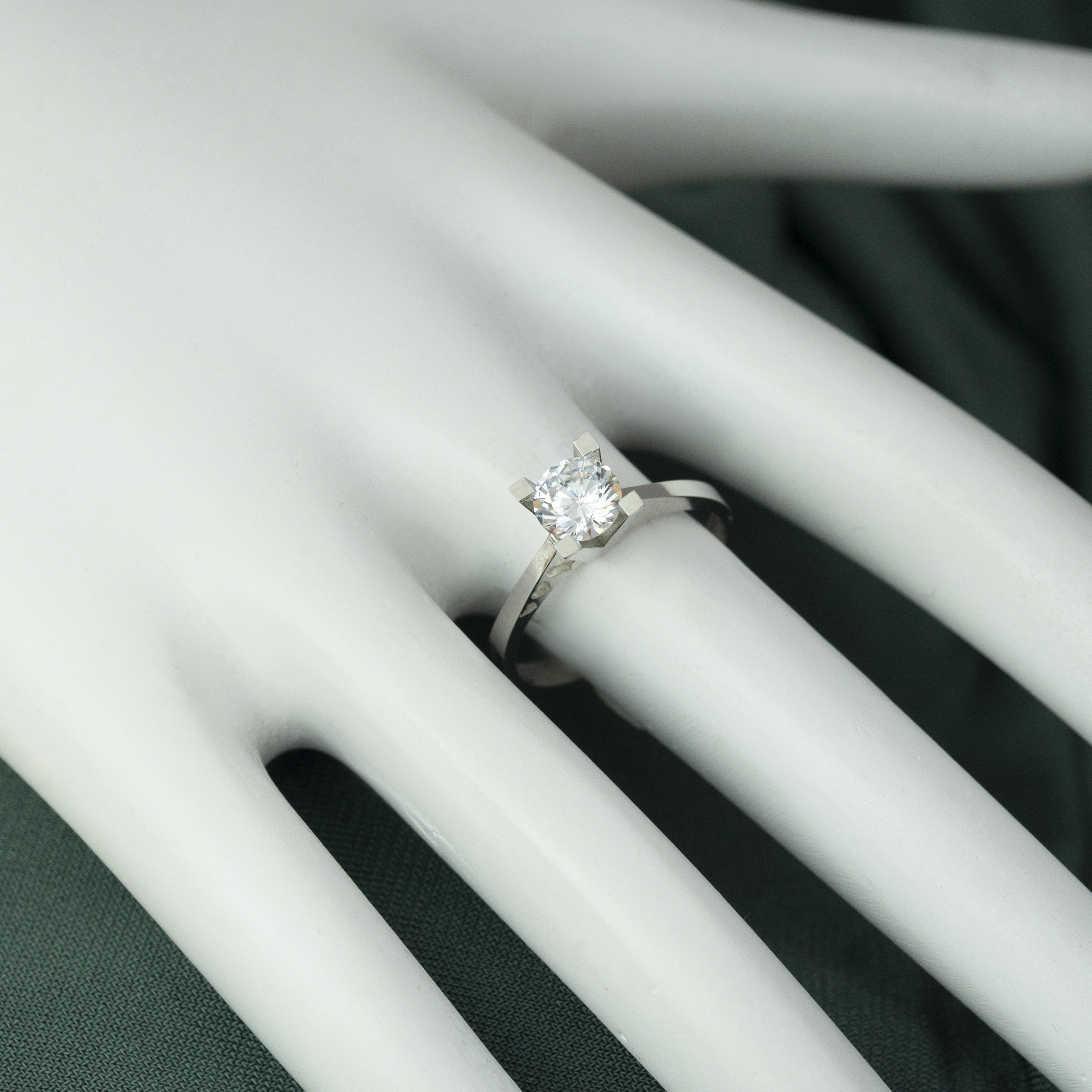 Kalp İşlemeli Tektaş 14 Ayar Altın Yüzük