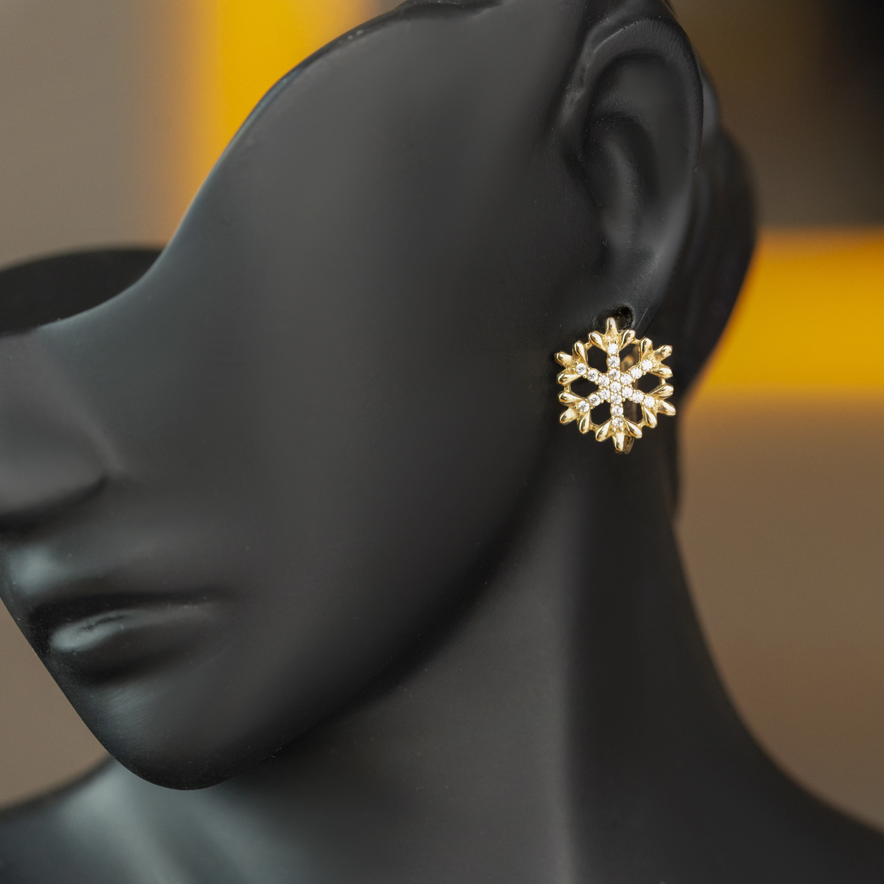 Kar Tanesi 8 Ayar Klipsli Altın Küpe