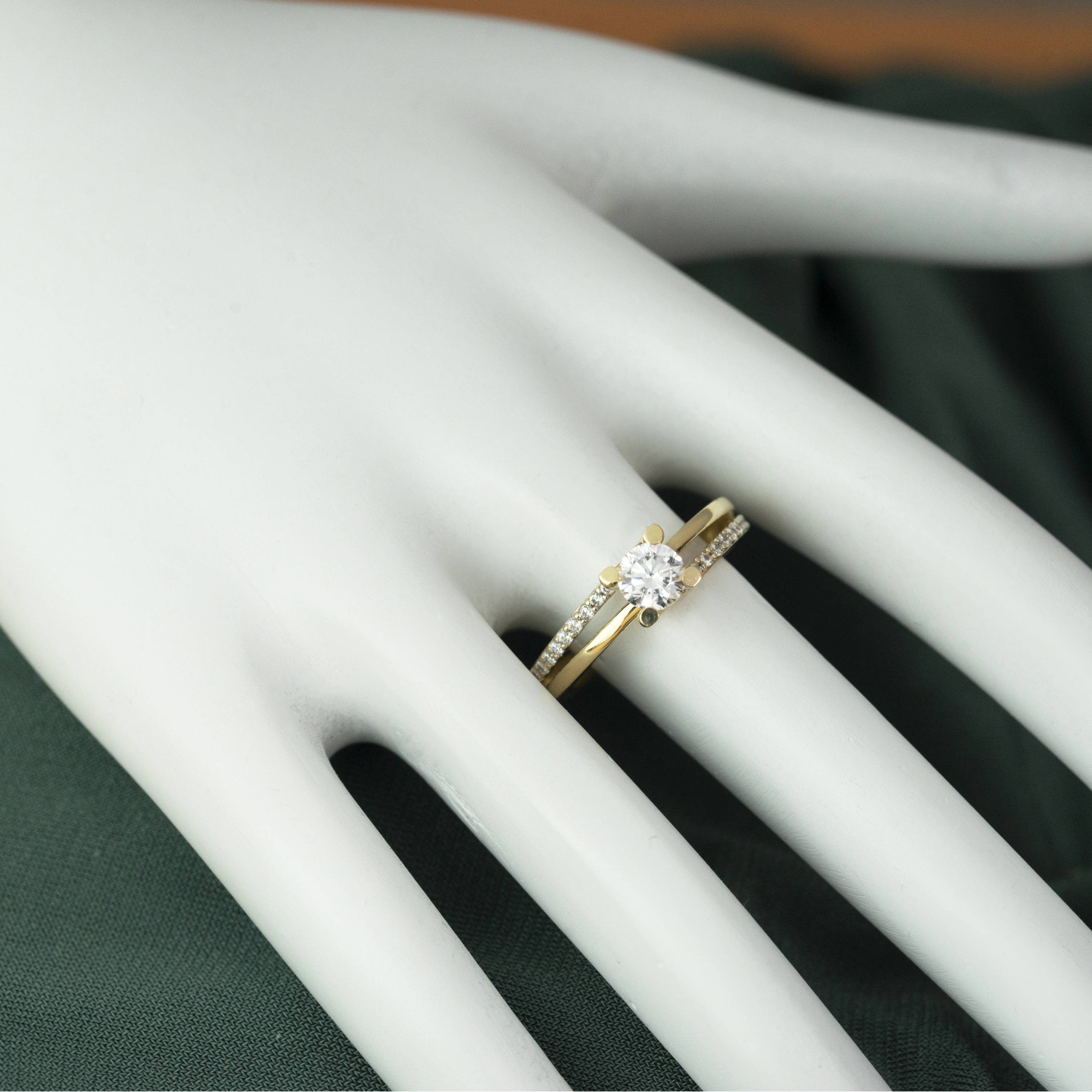 Kenarı Taşlı Tektaş 14 Ayar Altın Yüzük