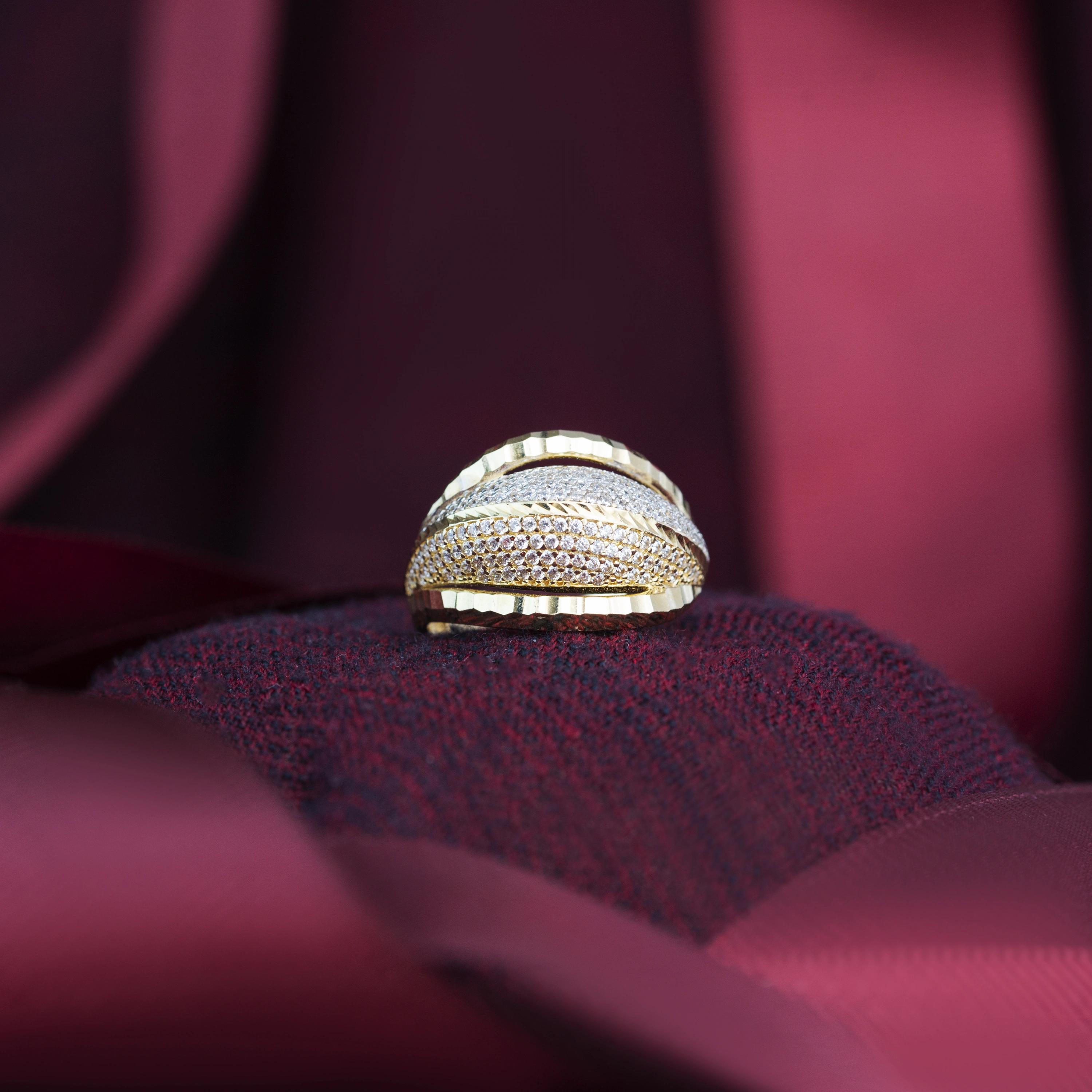 Oval Kesim Taşlı 14 Ayar Altın Yüzük