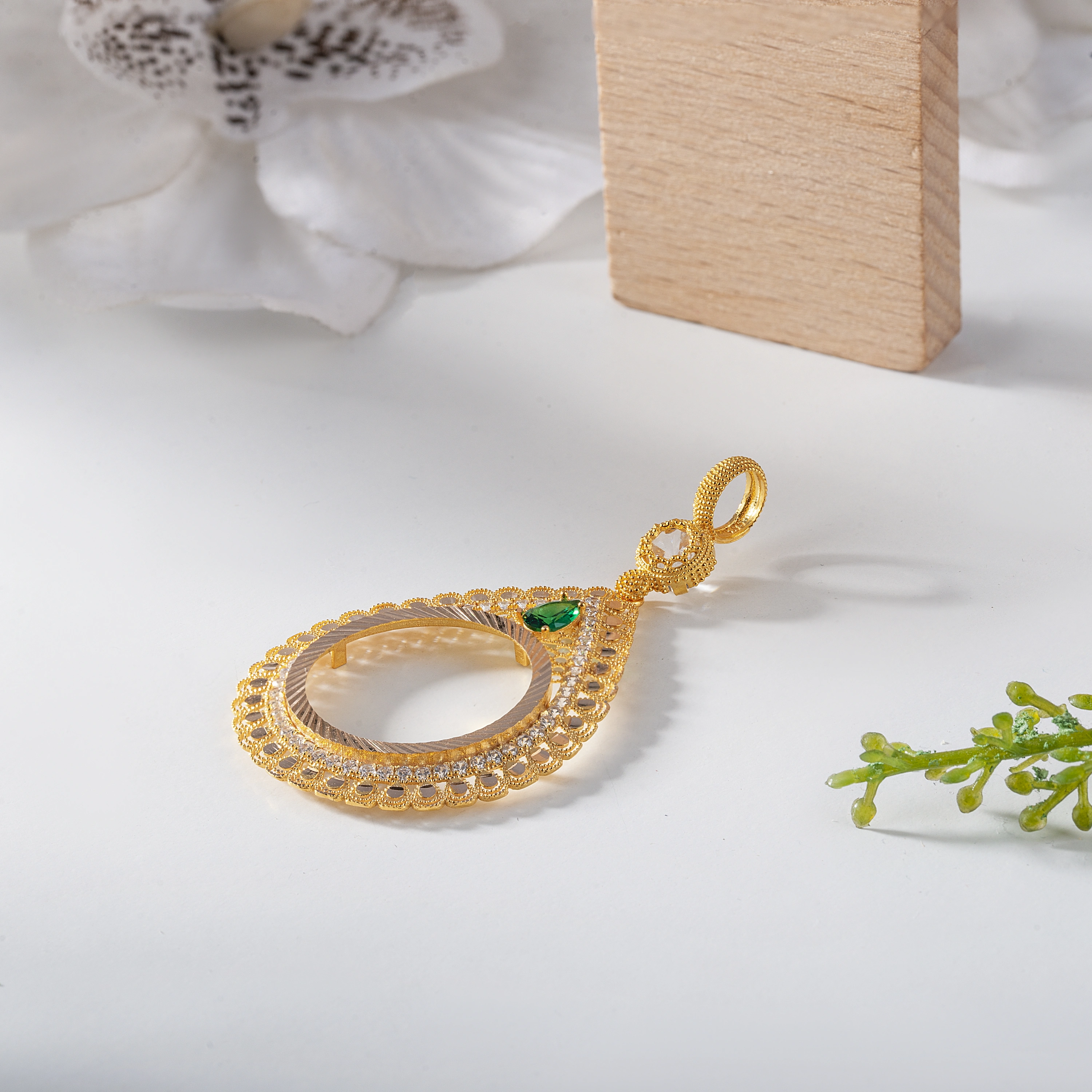 Yapraklı Zümrüt 14 Ayar Yarım Altın Çerçeve