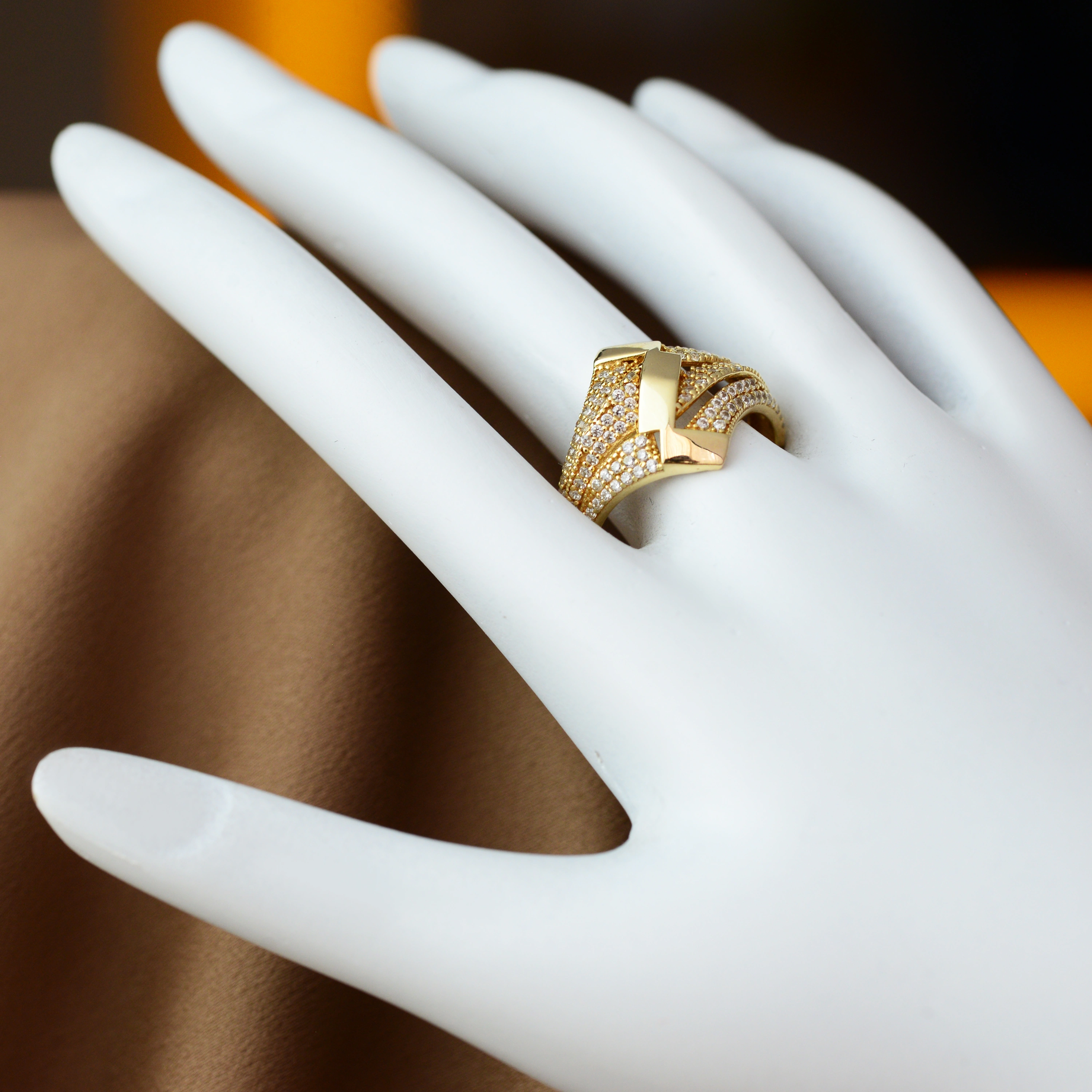 Yelpaze Kesim TekTaşlı 8 Ayar Altın Yüzük