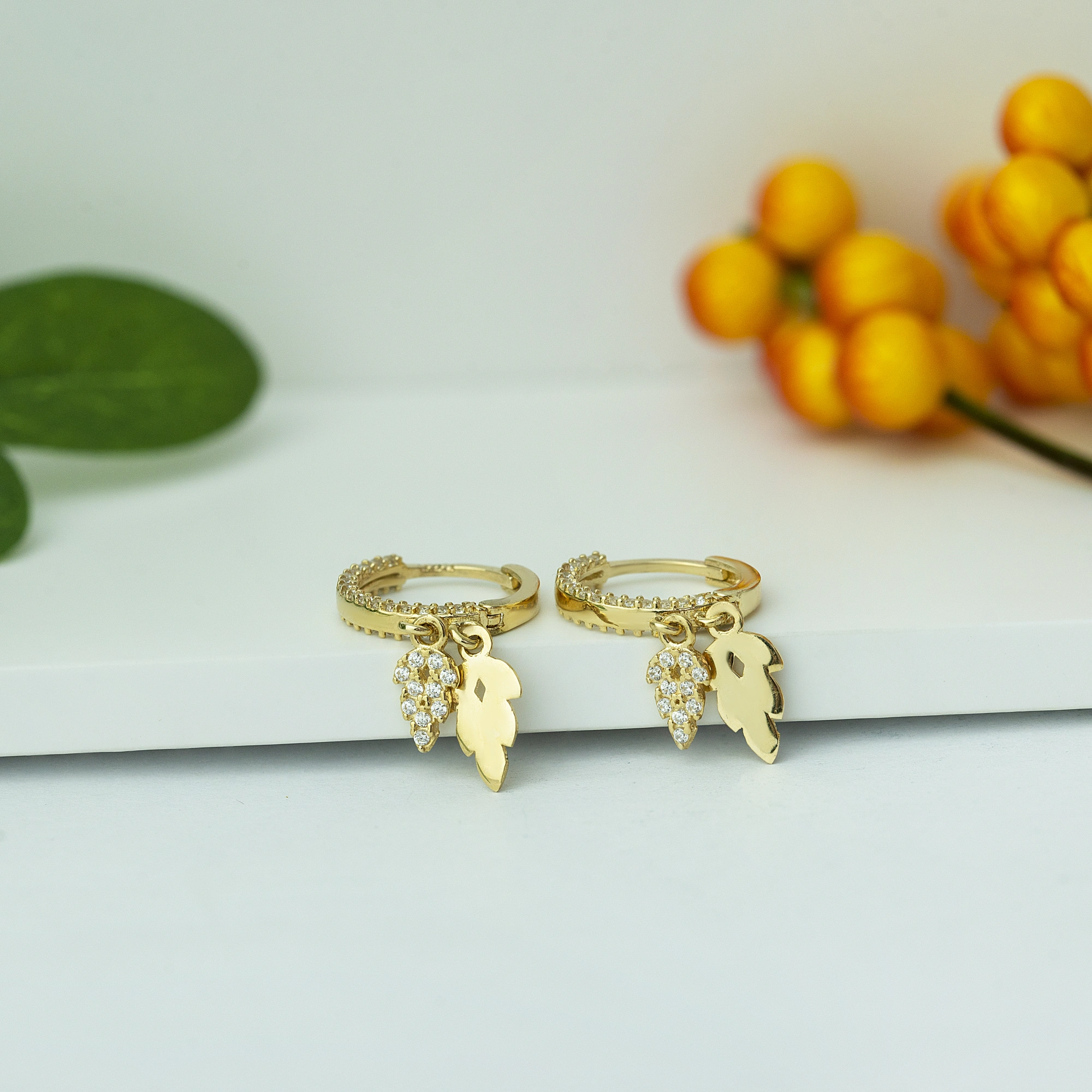 Taşlı Yaprak Model 14 Ayar Halka Altın Küpe