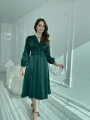 Kuşaklı, Dökümlü ve Şık Tensel Saten Zümrüt Elbise