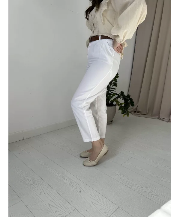 Beyaz kemerli keten pantolon