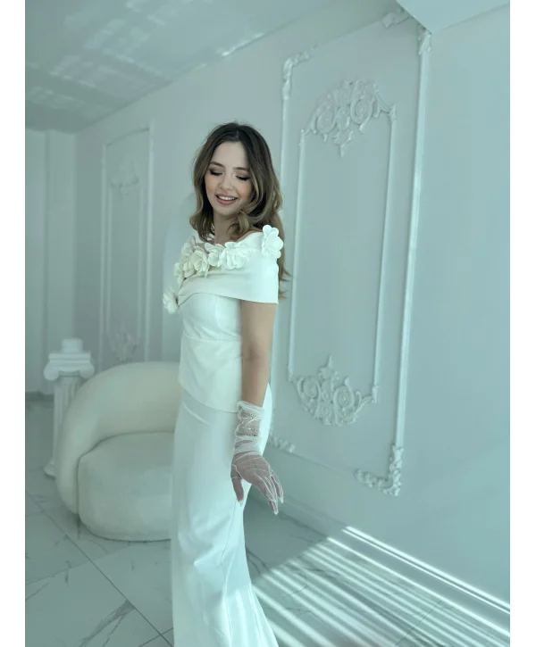 3D Çiçek Detaylı Madonna Yaka Tam Boy Beyaz Abiye Elbise