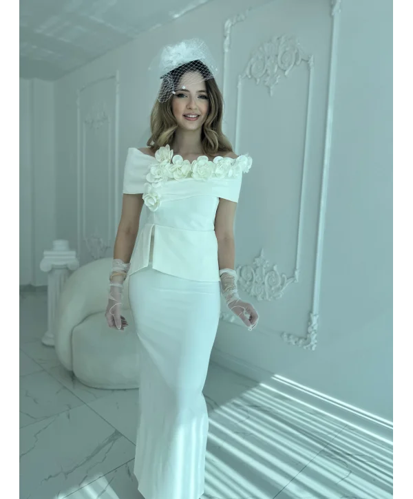 3D Çiçek Detaylı Madonna Yaka Tam Boy Beyaz Abiye Elbise