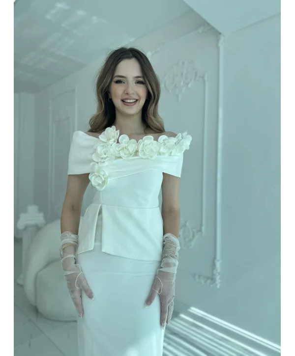 3D Çiçek Detaylı Madonna Yaka Tam Boy Beyaz Abiye Elbise