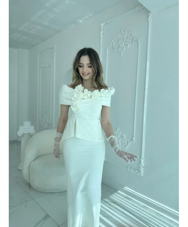 3D Çiçek Detaylı Madonna Yaka Tam Boy Beyaz Abiye Elbise