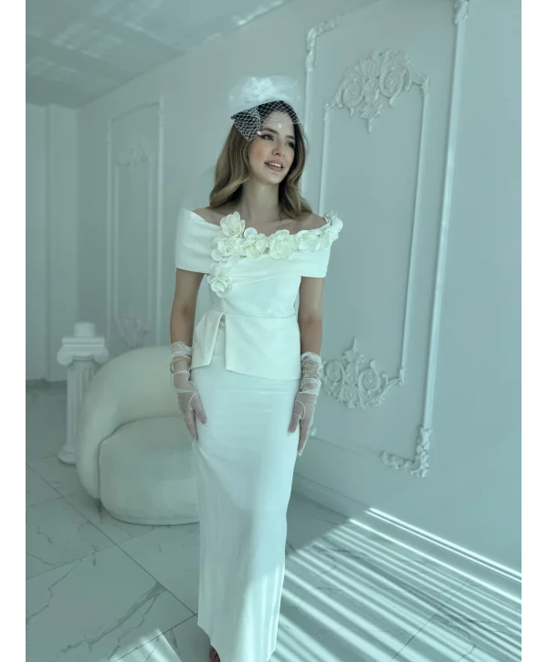 3D Çiçek Detaylı Madonna Yaka Tam Boy Beyaz Abiye Elbise