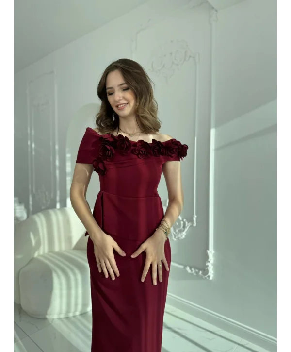 3D Çiçek Detaylı Madonna Yaka Tam Boy Bordo Abiye Elbise