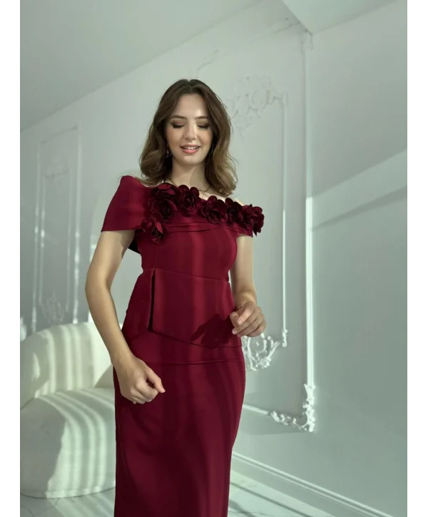 3D Çiçek Detaylı Madonna Yaka Tam Boy Bordo Abiye Elbise