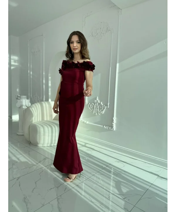 3D Çiçek Detaylı Madonna Yaka Tam Boy Bordo Abiye Elbise