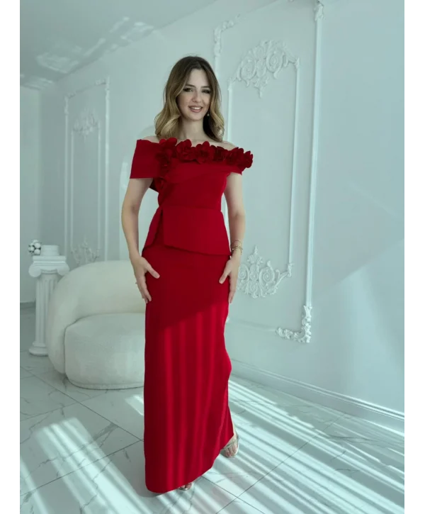 3D Çiçek Detaylı Madonna Yaka Tam Boy Kırmızı Abiye Elbise