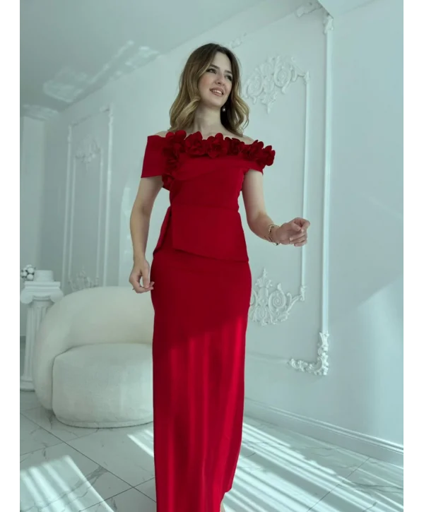3D Çiçek Detaylı Madonna Yaka Tam Boy Kırmızı Abiye Elbise