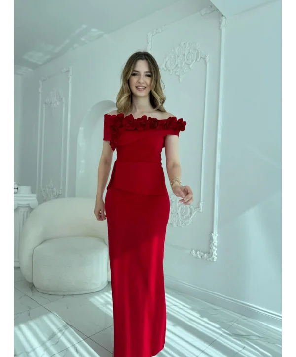 3D Çiçek Detaylı Madonna Yaka Tam Boy Kırmızı Abiye Elbise