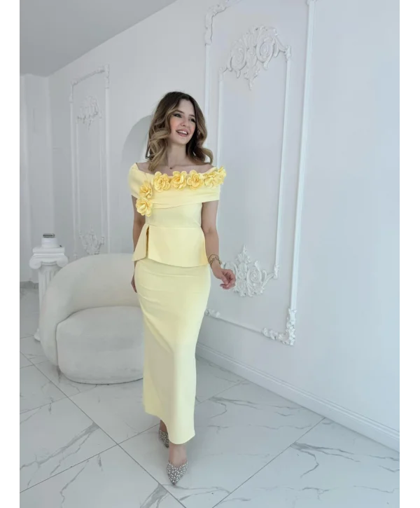 3D Çiçek Detaylı Madonna Yaka Tam Boy Sarı Abiye Elbise