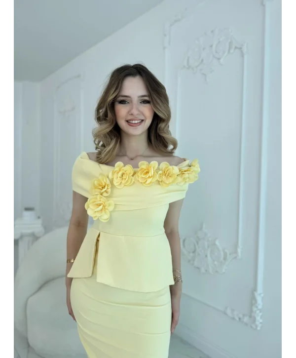 3D Çiçek Detaylı Madonna Yaka Tam Boy Sarı Abiye Elbise