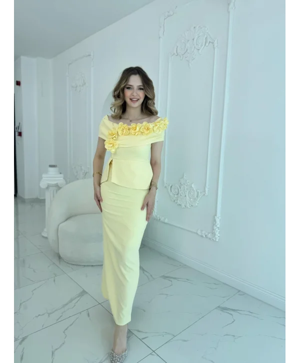 3D Çiçek Detaylı Madonna Yaka Tam Boy Sarı Abiye Elbise