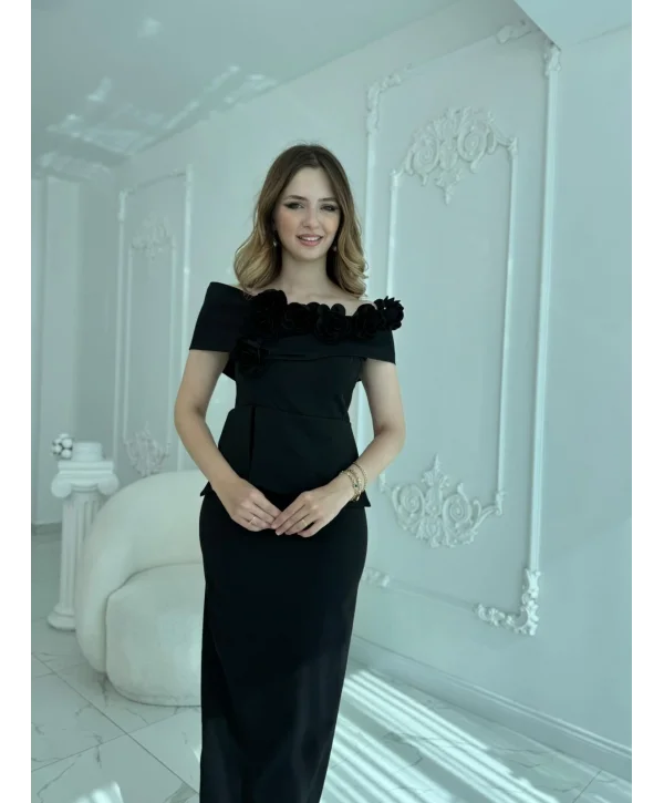 3D Çiçek Detaylı Madonna Yaka Tam Boy Siyah Abiye Elbise