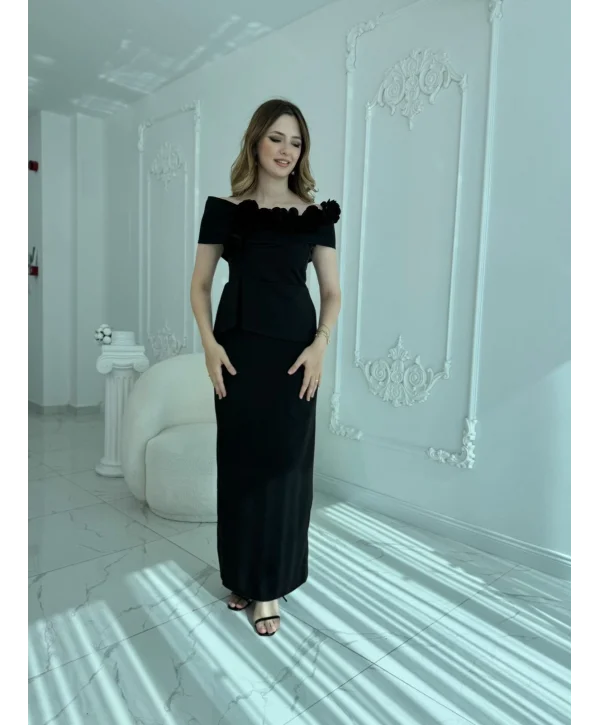 3D Çiçek Detaylı Madonna Yaka Tam Boy Siyah Abiye Elbise
