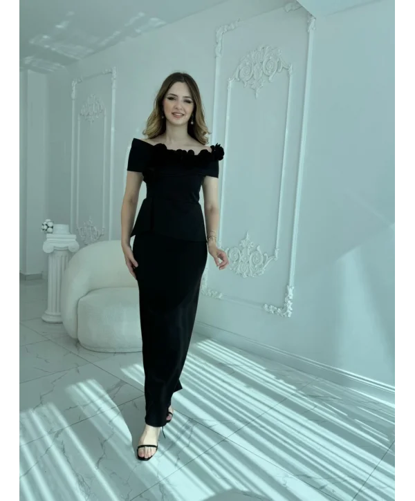 3D Çiçek Detaylı Madonna Yaka Tam Boy Siyah Abiye Elbise