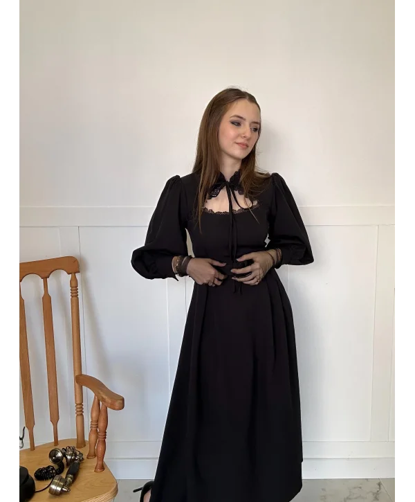 Göğüs Detaylı Yakası Bağlamalı Siyah Max Boy Elbise