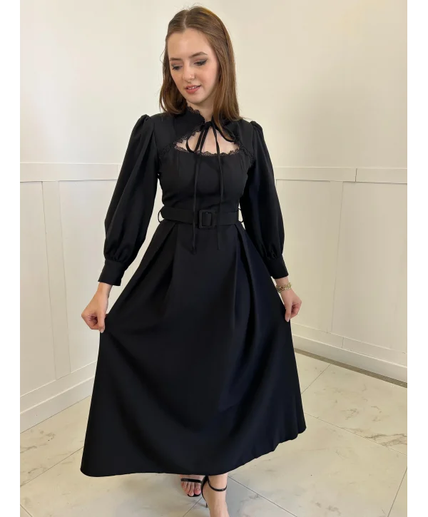 Göğüs Detaylı Yakası Bağlamalı Siyah Max Boy Elbise