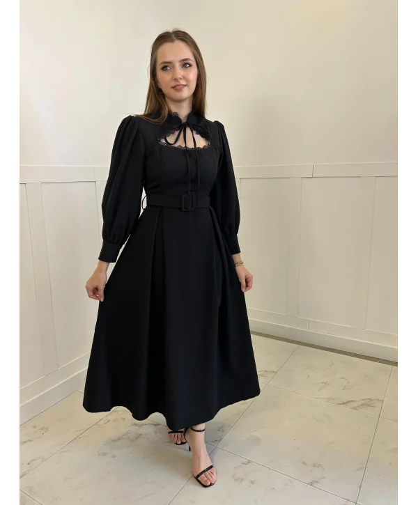 Göğüs Detaylı Yakası Bağlamalı Siyah Max Boy Elbise