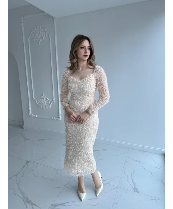 Üç Boyutlu Gül Aplikeli Kalp Yaka Bej Elbise