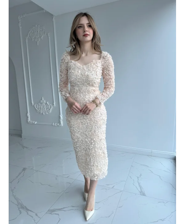 Üç Boyutlu Gül Aplikeli Kalp Yaka Bej Elbise