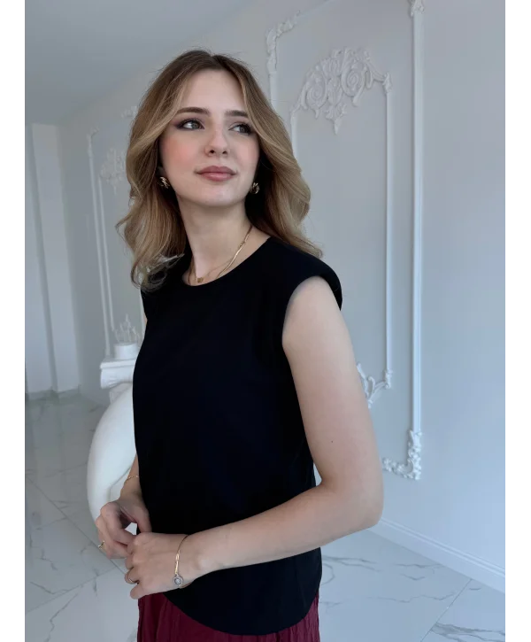 Omuzları Vatkalı Siyah Tshirt