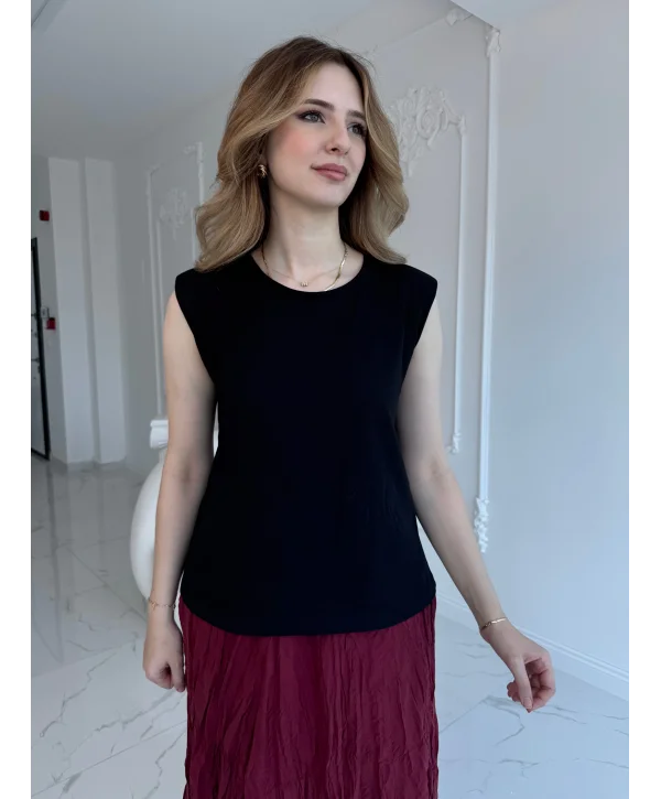 Omuzları Vatkalı Siyah Tshirt