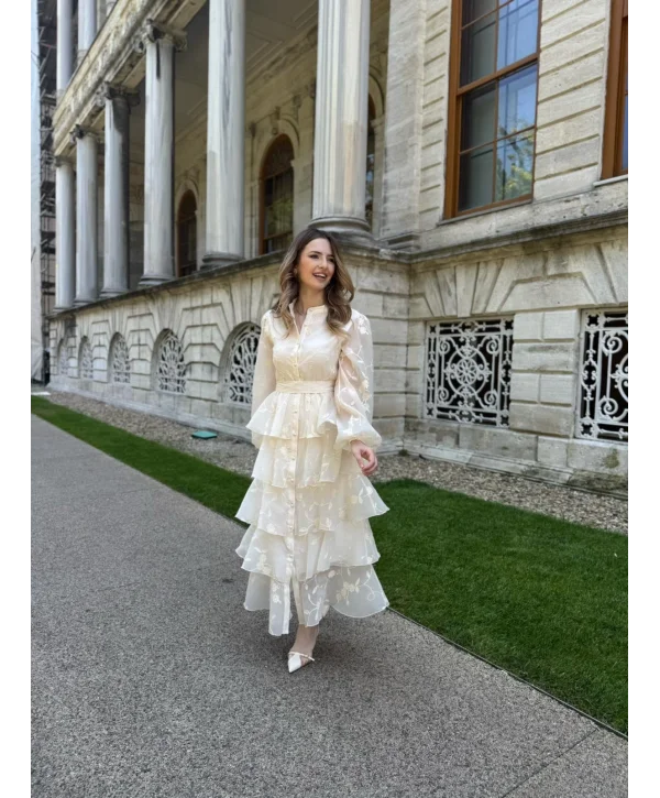 Nakışlı Karolin Kumaş Volanlı Kat Kat Bej Kuşaklı Elbise