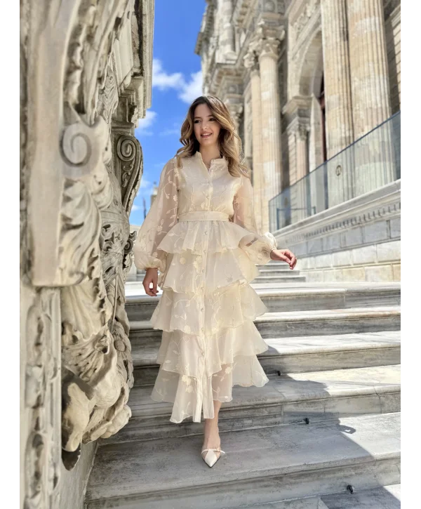 Nakışlı Karolin Kumaş Volanlı Kat Kat Bej Kuşaklı Elbise