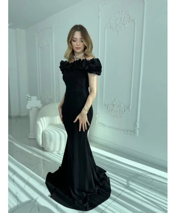 Saten Omuz Detaylı Kuyruklu Scuba Krep Siyah Elbise